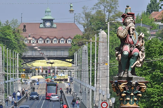 Foto von der Kindlifresserbrunnen am Kornhausplatz in Bern, Schweiz.