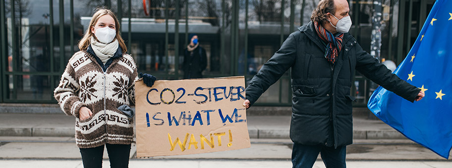 Blick auf den Tagebau Welzow Süd mit Ende Gelände Transparent «Keep it in the ground».