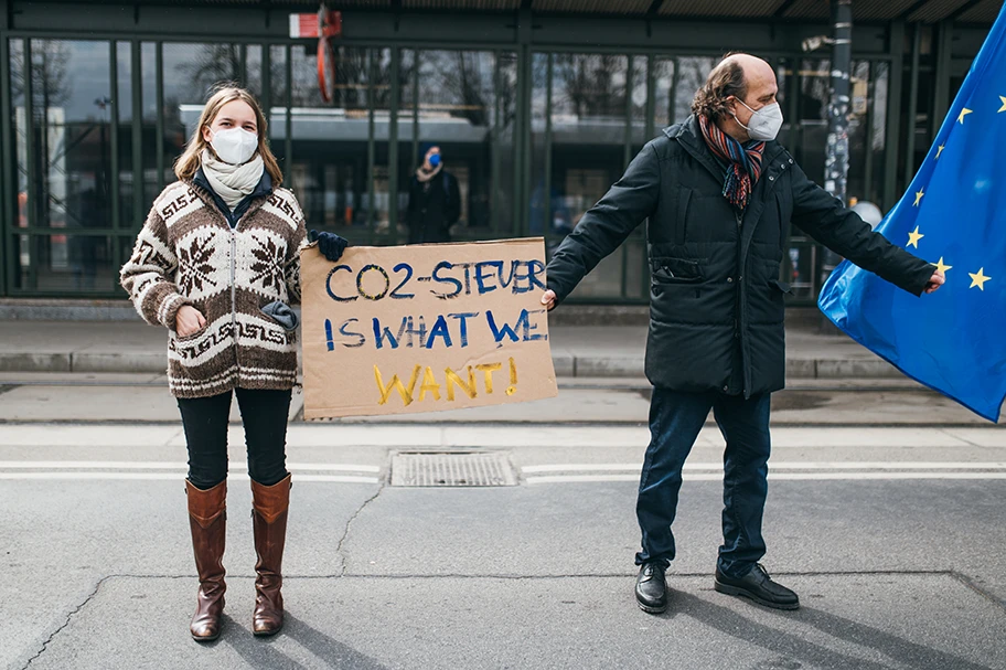 Blick auf den Tagebau Welzow Süd mit Ende Gelände Transparent «Keep it in the ground».