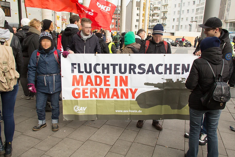 Demonstration von „Pro NRW“ und Gegendemonstration von „Köln gegen Rechts - Antifaschistisches Aktionsbündnis“ - hier „Fluchtursachen Made in Germany“.