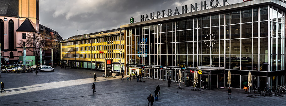 Haupteingangsseite des Kölner Hauptbahnhofs kurz vor der Corona Ausgangssperre, März 2020.