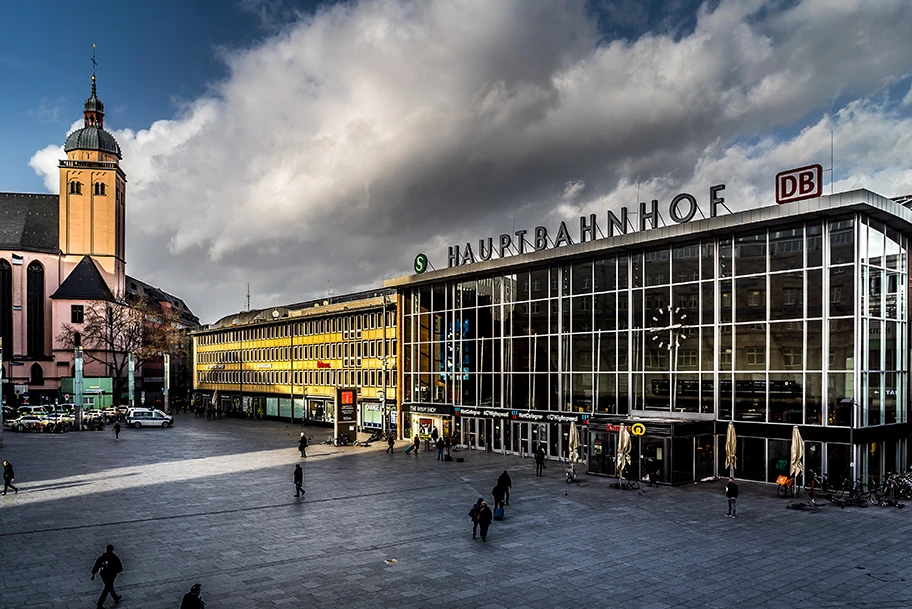 Haupteingangsseite des Kölner Hauptbahnhofs kurz vor der Corona Ausgangssperre, März 2020.