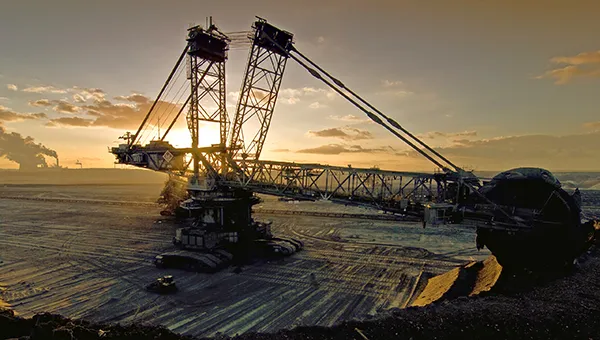 Rheinbraun-Bagger 255 im Einsatz. Im Hintergrund der Tagebau Inden und das Kraftwerk Eschweiler.
