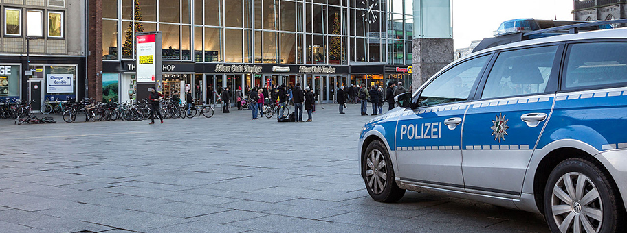 Streifenwagen vor dem Kölner Hauptbahnhof in der Woche nach den Vorfällen in der Silversternacht 2015.