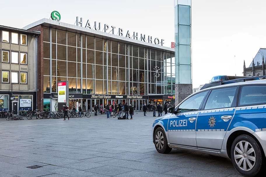 Streifenwagen vor dem Kölner Hauptbahnhof in der Woche nach den Vorfällen in der Silversternacht 2015.