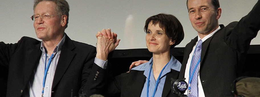 Konrad Adam (links), Pleitierin Frauke Petry und Bernd Lucke bei der Verkündung des Wahlergebnisses der Sprecherwahl beim Gründungsparteitag der Alternative für Deutschland (AfD) am 14. April 2013 in Berlin.