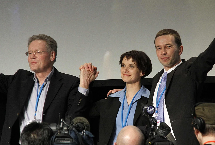 Konrad Adam (links), Pleitierin Frauke Petry und Bernd Lucke bei der Verkündung des Wahlergebnisses der Sprecherwahl beim Gründungsparteitag der Alternative für Deutschland (AfD) am 14. April 2013 in Berlin.