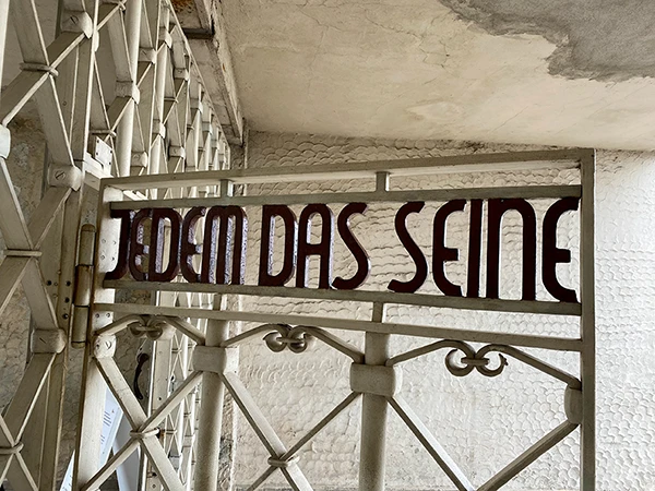 Eingangstor des Konzentrationslagers Buchenwald mit der Inschrift „Jedem das Seine“.