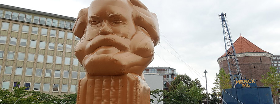 Eine Kopie aus Plastikstoff des Karl Marx Monumentes aus Chemnitz.