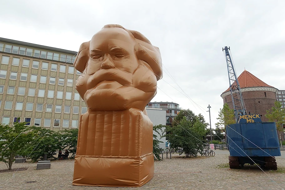 Eine Kopie aus Plastikstoff des Karl Marx Monumentes aus Chemnitz.