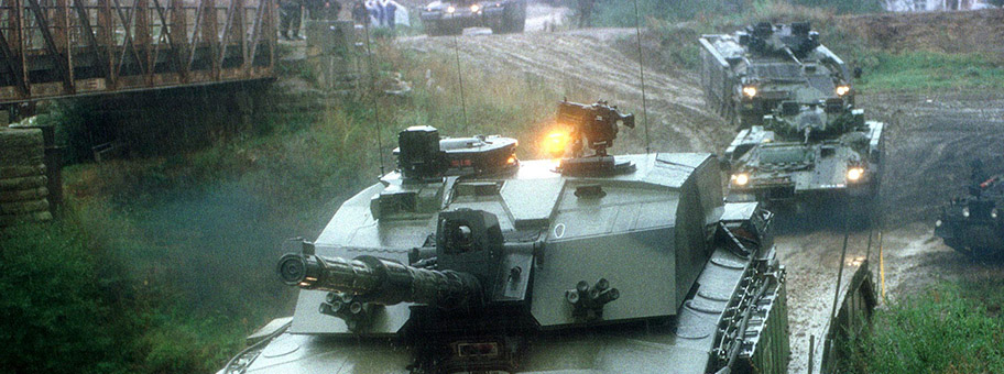Panzer der KFOR Truppen im Jugoslawien-Krieg, September 2000.