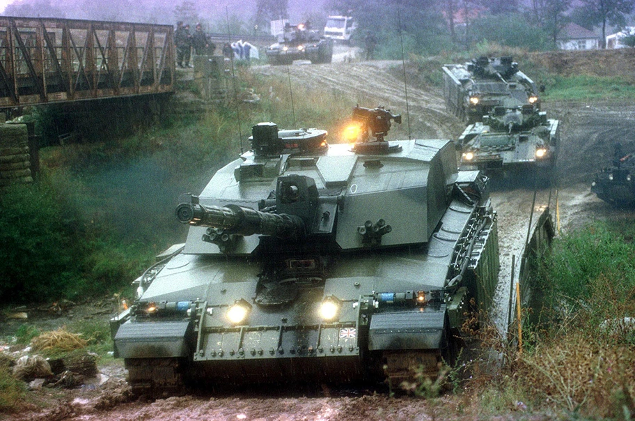 Panzer der KFOR Truppen im Jugoslawien-Krieg, September 2000.