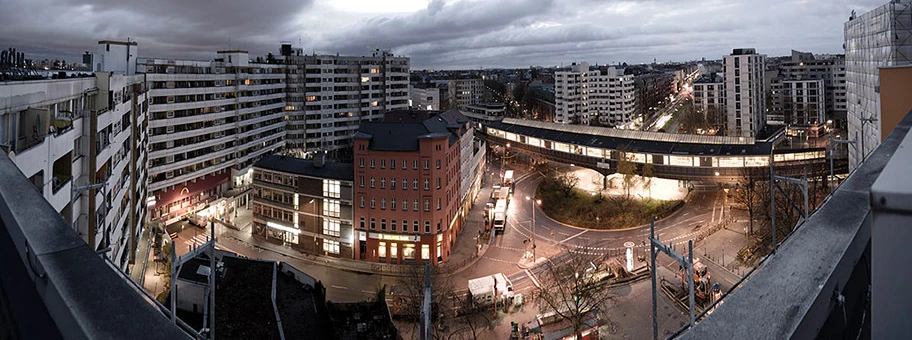 Das Kottbusser Tor in Kreuzberg 36 bei Nacht.