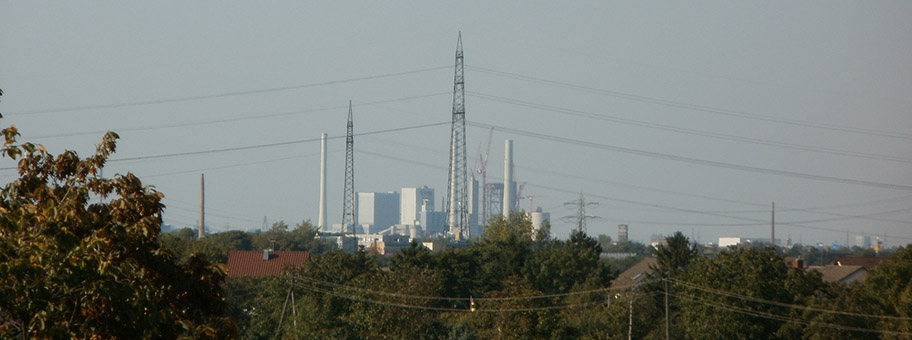 Blick vom Römischen Wasserkastell in Schwetzingen aufs Grosskraftwerk Mannheim.