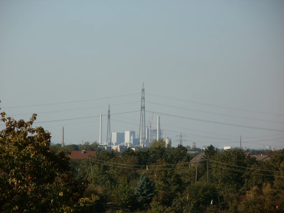 Blick vom Römischen Wasserkastell in Schwetzingen aufs Grosskraftwerk Mannheim.