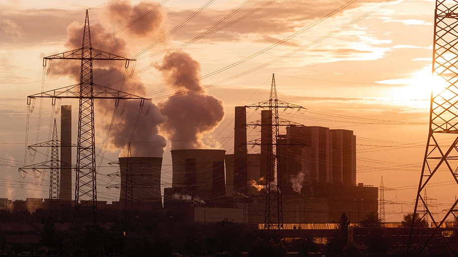 Das Braunkohle-Kraftwerk Weisweiler (Betreiber RWE) im Sonnenaufgang.