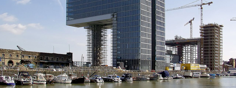 Kranhaus 1 (Mitte) und Kranhaus Plus (rechts) im Kölner Rheinauhafen.