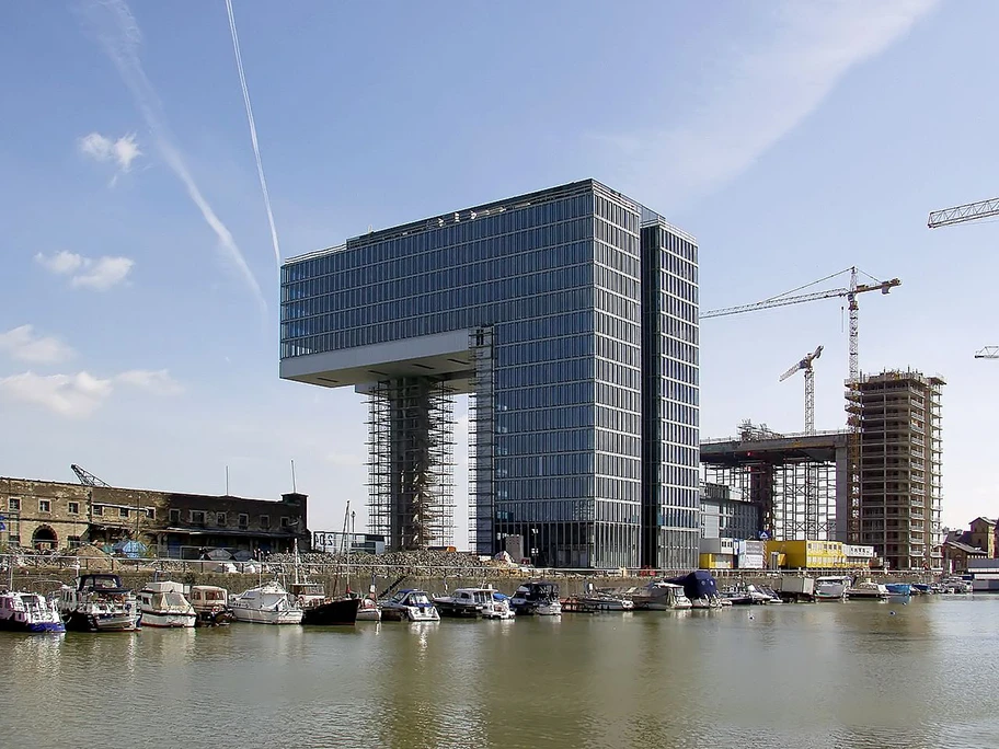 Kranhaus 1 (Mitte) und Kranhaus Plus (rechts) im Kölner Rheinauhafen.