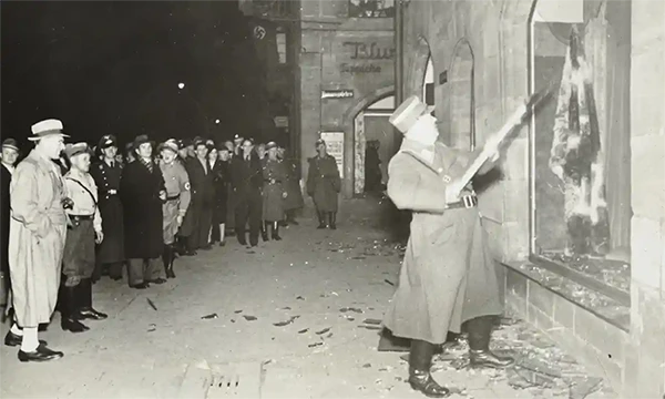 Zivilisten beobachten eine Reichskristallnacht: Nazi-Offiziere zerstören jüdisches Eigentum, höchstwahrscheinlich in Fürth bei Nürnberg, 9. November 1938.