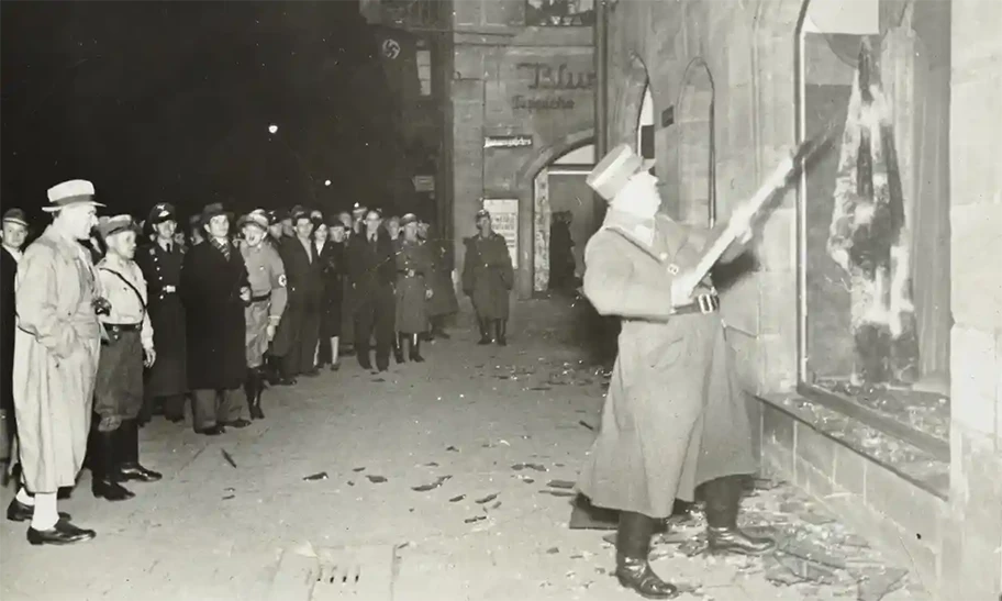 Zivilisten beobachten eine Reichskristallnacht: Nazi-Offiziere zerstören jüdisches Eigentum, höchstwahrscheinlich in Fürth bei Nürnberg, 9. November 1938.
