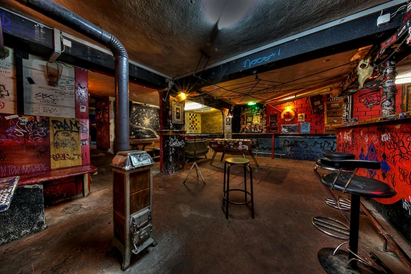 Konzertbar im Keller des KuZeBs, 2022.