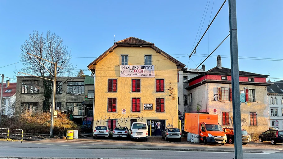 Das Gebäude-Ensemble der alten Kleiderfabrik Meyer & Co. und heutiges autonomes KulturZentrum Bremgarten KuZeB.