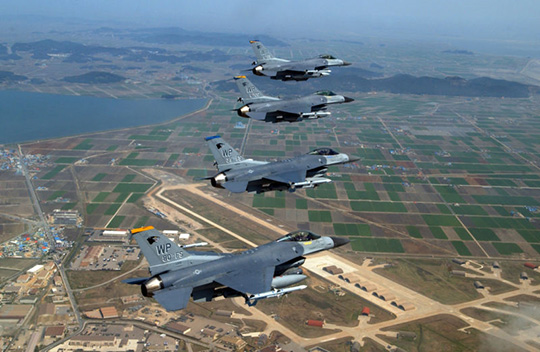 Vier Mehrzweckkampfflugzeuge des Typs F-16 Falcon über dem US-Luftwaffenstützpunkt in Kunsan, Südkorea.