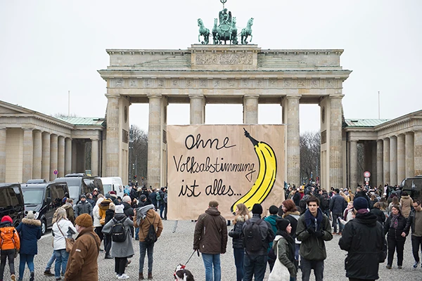 Kunst trifft Demokratie: „Ohne Volksabstimmung ist alles Banane“, Berlin, 3. Februar 2018.