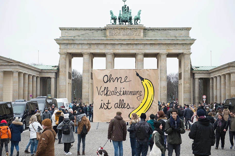 Kunst trifft Demokratie: „Ohne Volksabstimmung ist alles Banane“, Berlin, 3. Februar 2018.