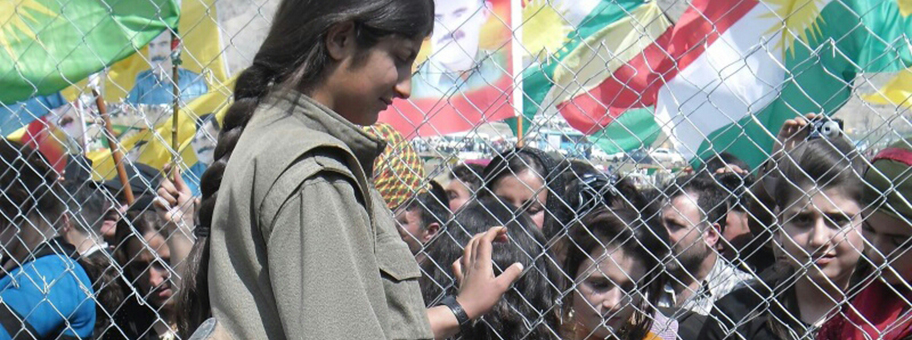 Eine kurdische PKK Kämpferin am Newroz Fest in Qandil.