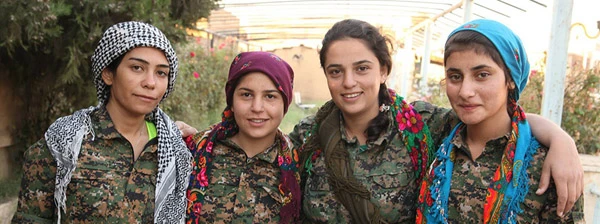 Frauen der YPJ in einem genossenschaftlichen Gewächshaus in Rojava.