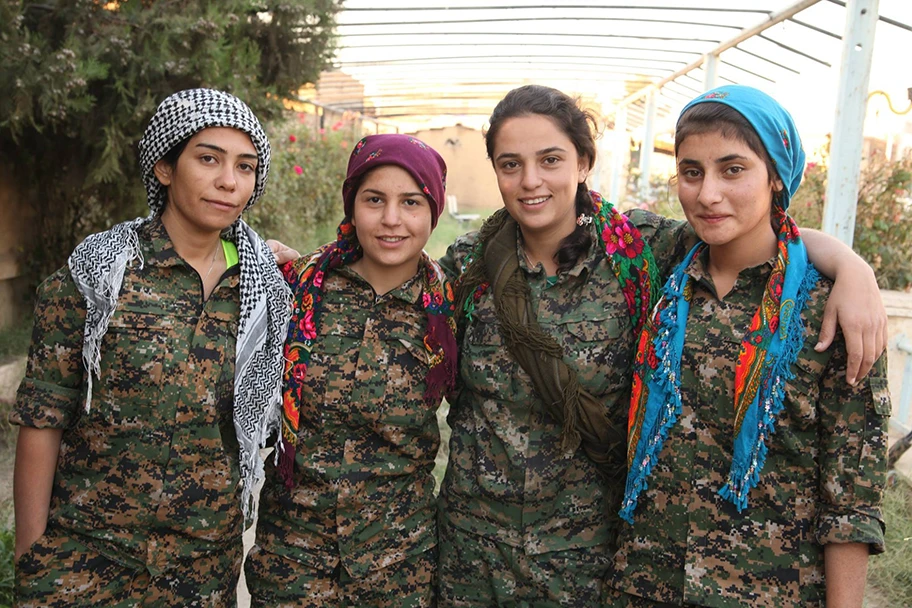 Frauen der YPJ in einem genossenschaftlichen Gewächshaus in Rojava.