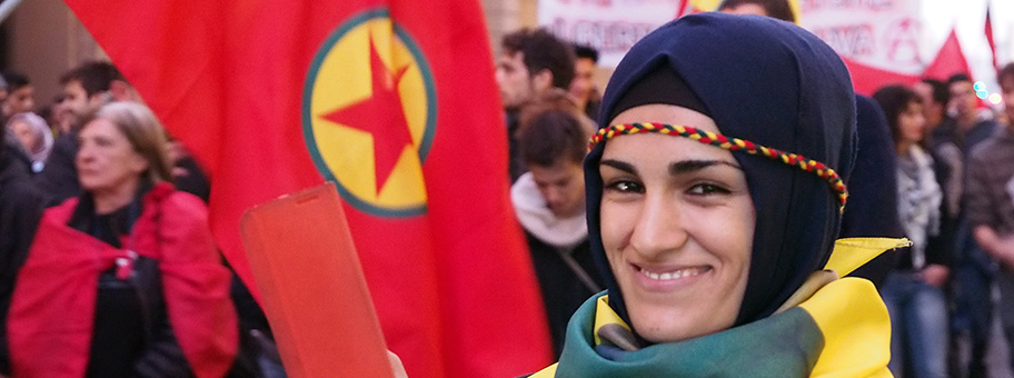 Solidaritätsdemonstration in Bolgna für die kurdischen Kämpfer in Kobane.