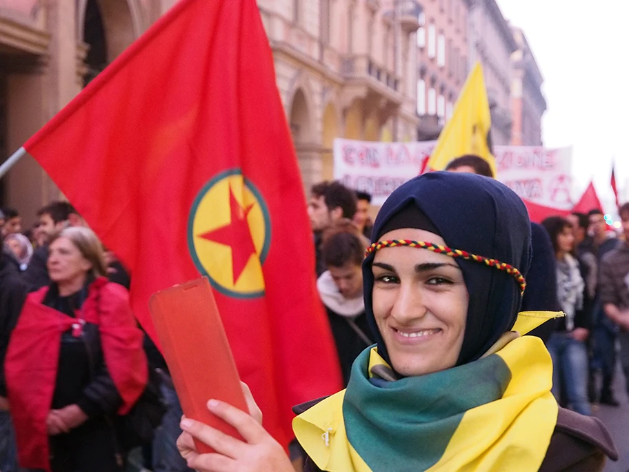 Solidaritätsdemonstration in Bolgna für die kurdischen Kämpfer in Kobane.