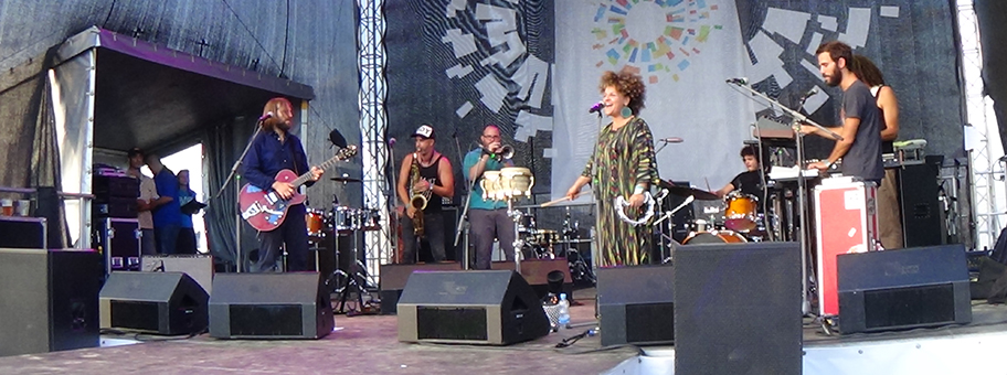 Das Kutiman Orchestra von Ophir Kutiel aka «Kutiman» an dem Tel Aviv Beach Festival in Riga, Lettland, August 2014.
