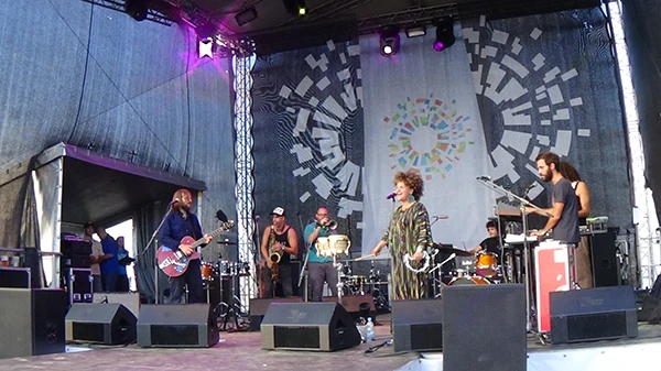 Das Kutiman Orchestra von Ophir Kutiel aka «Kutiman» an dem Tel Aviv Beach Festival in Riga, Lettland, August 2014.