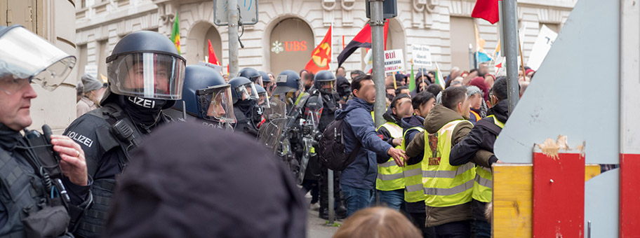 Immer wieder provoziert die Polizei. Eine Eskalation scheint geradezu gewollt. Demo in Basel, Februar 2018.