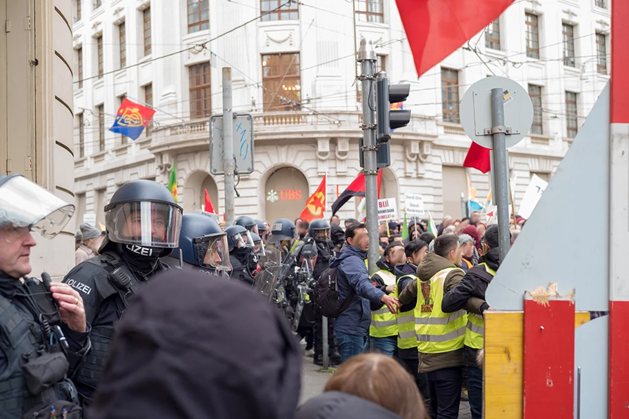 Immer wieder provoziert die Polizei. Eine Eskalation scheint geradezu gewollt. Demo in Basel, Februar 2018.