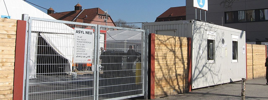 Eingang vom Landesamt für Gesundheit und Soziales (LAGeSo) in Berlin-Moabit an der Turmstrasse mit Zelten für Flüchtlinge, welche einen Asylantrag stellen.
