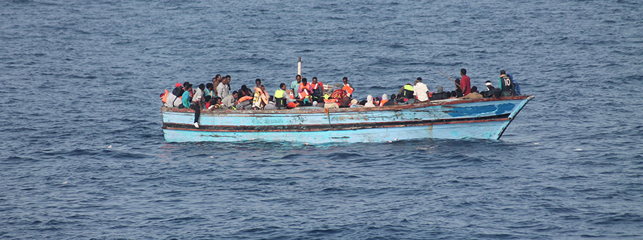 Flüchtlinge aus Afrika in einem Boot vor der libyschen Küste.