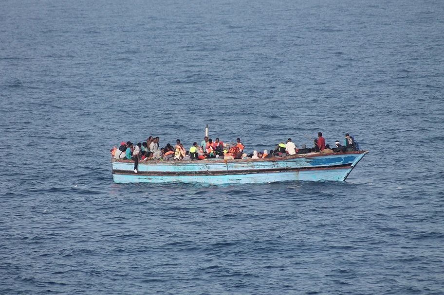 Flüchtlinge aus Afrika in einem Boot vor der libyschen Küste.