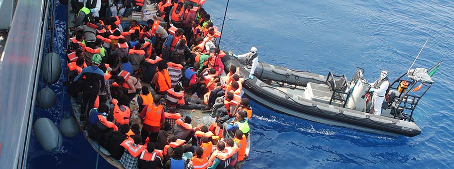Flüchtlinge auf hoher See, die im Rahmen des Triton-Programms am 15. Juni 2015 gerettet wurden.