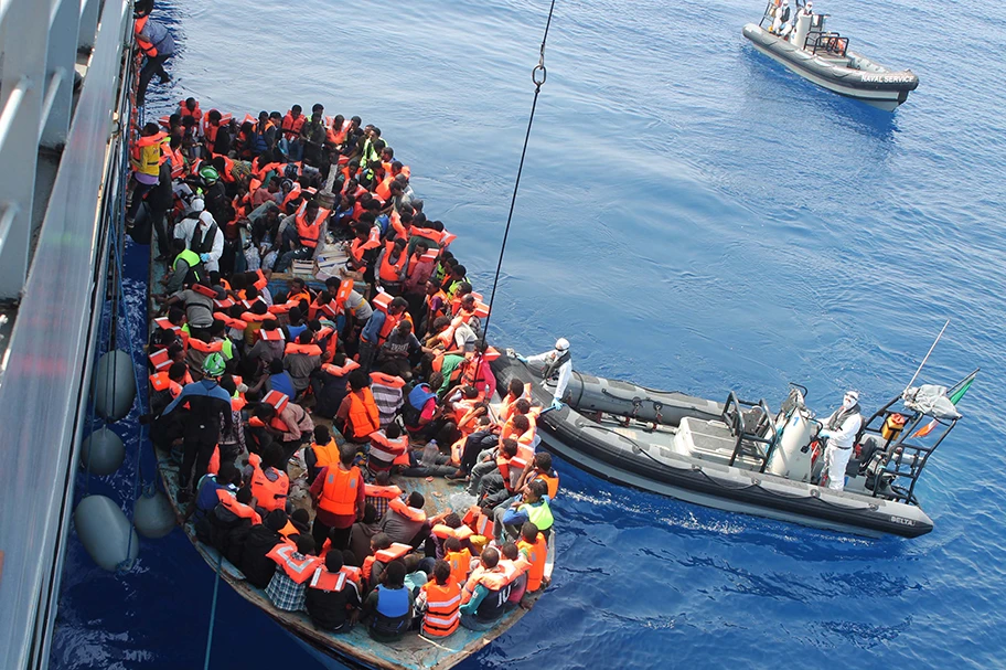 Flüchtlinge auf hoher See, die im Rahmen des Triton-Programms am 15. Juni 2015 gerettet wurden.