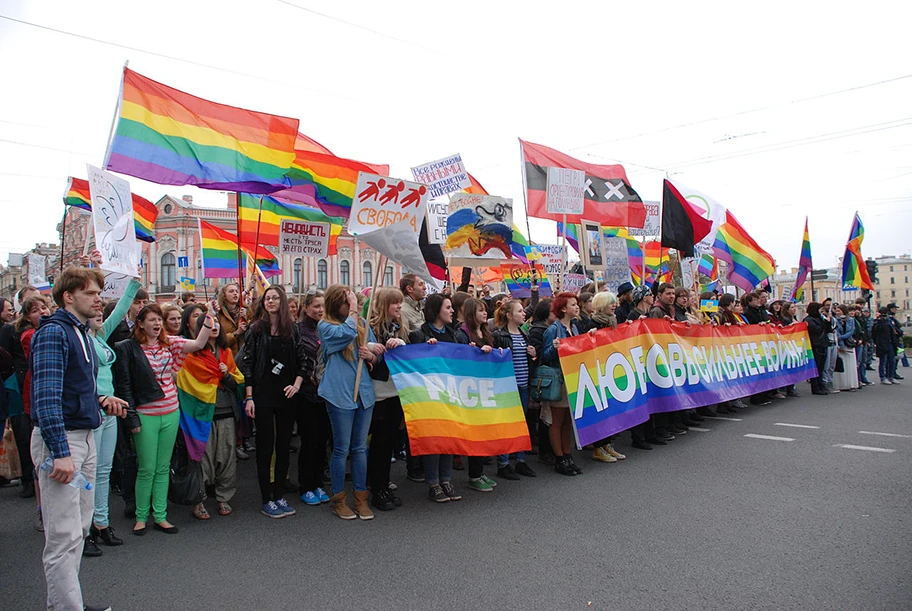 LGBT-Demonstration am 1. Mai 2014 in Sankt-Petersburg gegen den Krieg in der Ukraine und Russland.