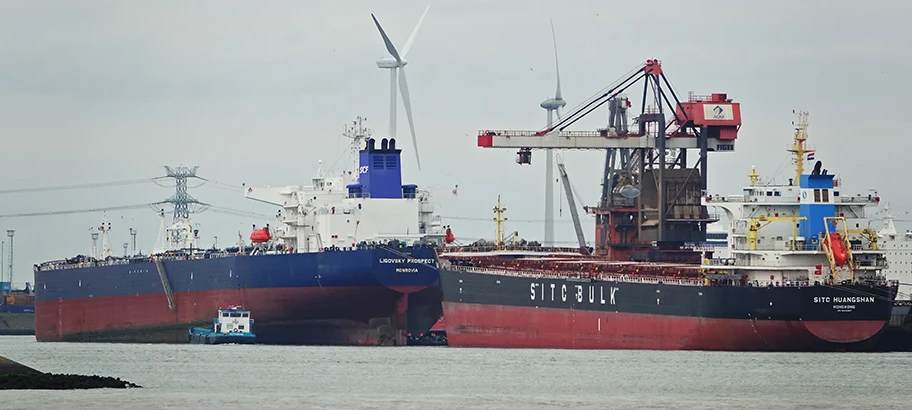 Der russische Öltanker «Ligovsky Prospect» im Hafen von Rotterdam.