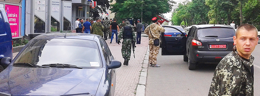 Bewaffnete Kämpfer der Volksrepublik Lugansk im Juni 2014.