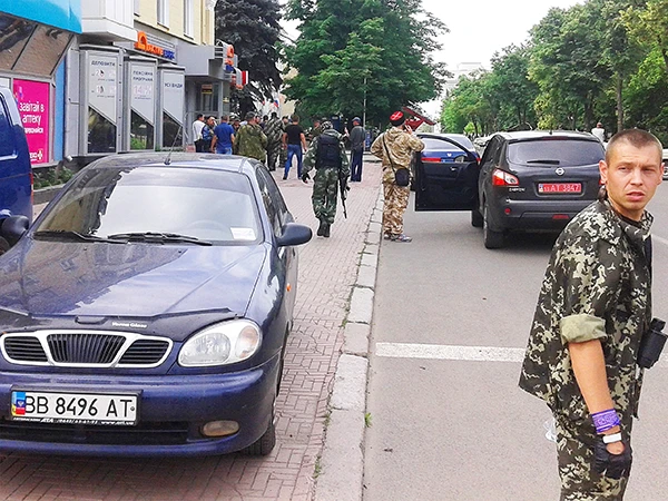 Bewaffnete Kämpfer der Volksrepublik Lugansk im Juni 2014.