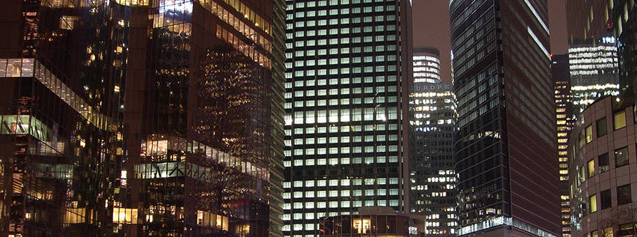 La Défense in Paris bei Nacht.
