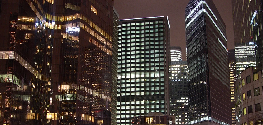 La Défense in Paris bei Nacht.