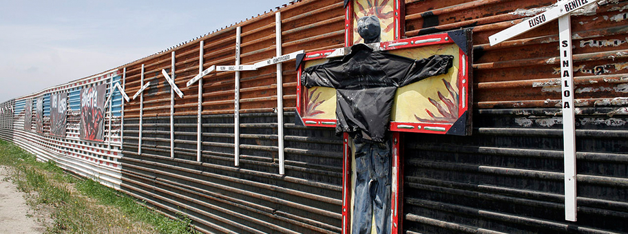 Die Grenze zwischen Mexiko und USA. Die Kreuze symbolisieren die unzähligen Todesopfer, die beim Versuch, über die Grenze zu kommen, verstorben sind.